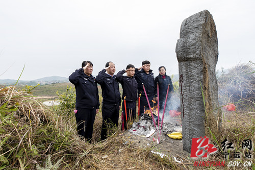 的心情分别向为人民公安事业英勇献身的李国勤和蒋学远英烈鞠躬致敬