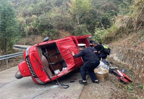 三轮车交通事故图片